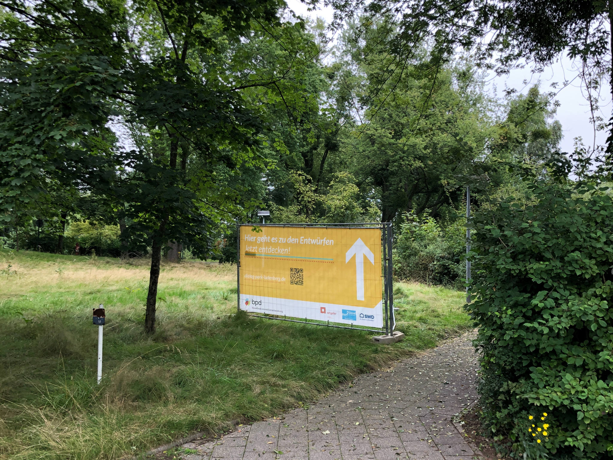 auf dem laufenden halten englisch